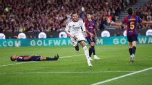 Mbappé 'cala' Camp Nou, chega ao gol 100, e Real Madrid acaba com invencibilidade do Barcelona no 1° El Clásico da temporada