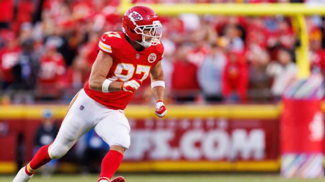 Travis Kelce will play Sunday night in Seattle.