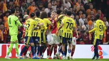Osimhen marca duas vezes, e Galatasaray vence Fenerbahçe em clássico com confusão no fim