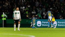 Grêmio bate o Coritiba, vence a primeira com Renato Gaúcho e ultrapassa o Corinthians na tabela do Brasileirão
