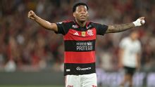 Sob protestos da torcida, Flamengo marca no fim, vence Atlético-MG e retoma a liderança do Brasileirão