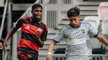 Joia do Flamengo decide com golaço nos acréscimos, garante empate com Boca Juniors e avança na Messi Cup