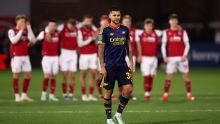 Bruno Guimarães perde pênalti, Arsenal cai para time da 4ª divisão e está eliminado da Copa da Liga Inglesa
