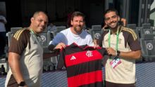 Messi posa com camisa do Flamengo antes de duelo contra o River Plate em Miami