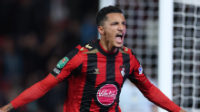 Álvaro Rodríguez hizo un gol en la victoria de Bournemouth sobre Aston Villa por la Copa de la Liga