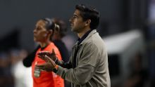 Abel destrói gramado da Vila após empate do Palmeiras com Santos: 'Lamentável'