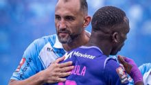 El hostil recibimiento de los hinchas de Sporting Cristal a Luis Advíncula en el Alberto Gallardo
