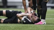 Zagueiro do Atlético-MG tromba com goleiro, tem pescoço imobilizado e deixa o clássico contra o Cruzeiro de ambulância