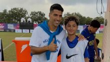 El momento especial de Luis Suárez junto al hijo de un ex compañero de Liverpool