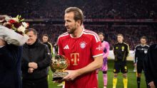 Bayern vs. Dortmund: Harry Kane presentó su Balón de Oro en el Allianz Arena