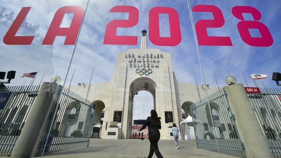 Breakdance und Fußball warten auf den Schiedsrichter der Los Angeles Games
