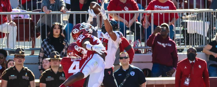 Erik Ezukanma makes an impossible catch in the end zone for Texas Tech
