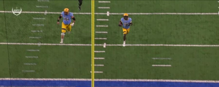 Dustin Crum throws a 17-yard TD pass to Nykeim Johnson