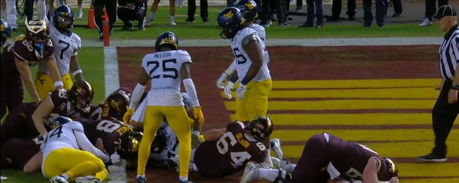 6-9, 380-lb lineman barrels in touchdown for Minnesota