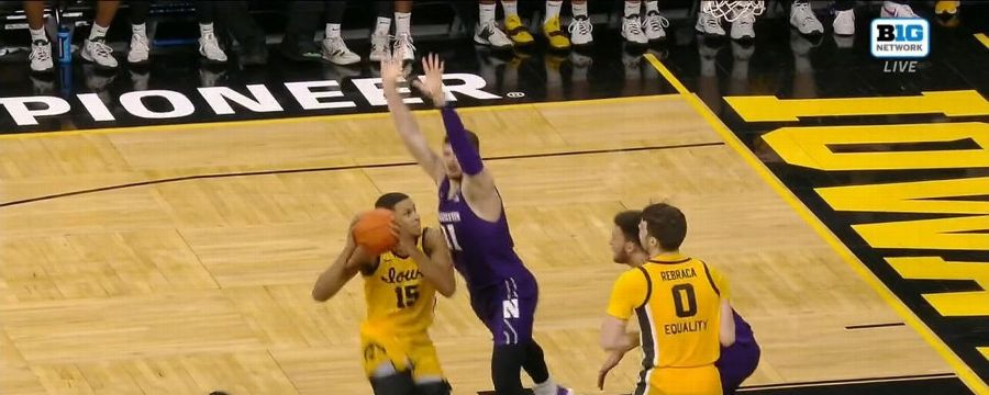 Keegan Murray muscles in and-1 for Iowa