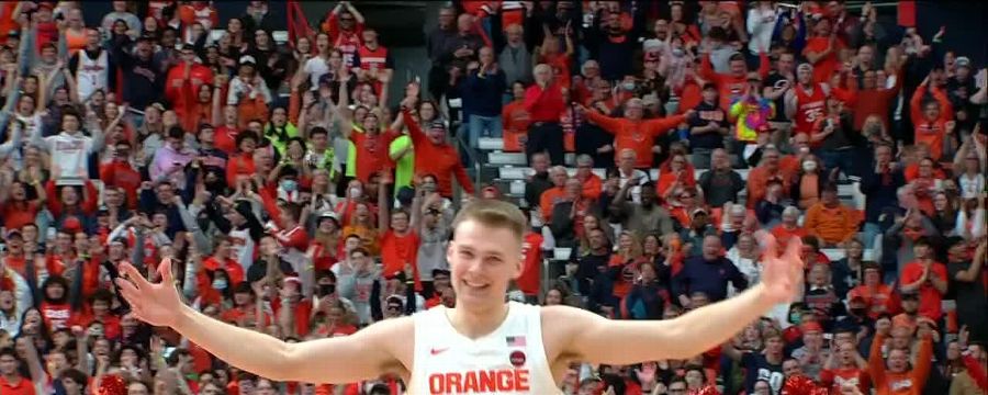 Buddy Boeheim gets the shooter's roll to increase Syracuse's lead