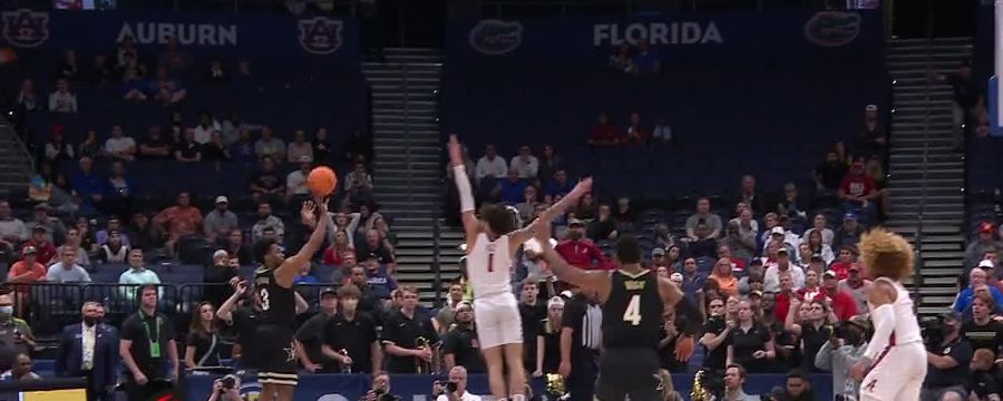 Scotty Pippen Jr. shows off his vision with nice dish vs. Alabama Crimson Tide