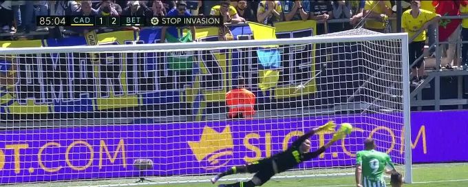 Borja Iglesias converts on the penalty to put Real Betis ahead late