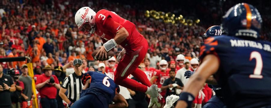 Houston wins in 3OT on incredible leaping 2-point conversion from Clayton Tune