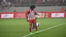Marcelo agita torcida do Olympiacos com embaixadinha estilosa durante apresentação bombástica