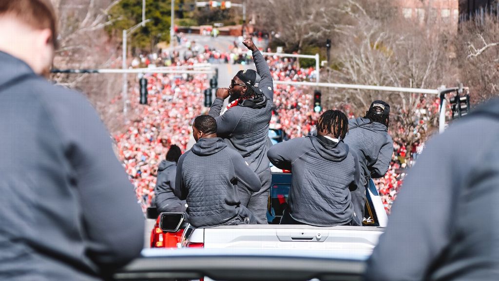 Best fan reactions, moments from UGA celebration parade