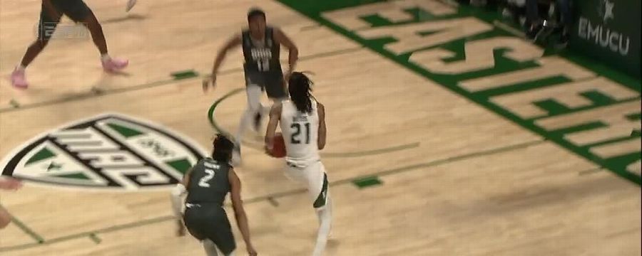 Emoni Bates makes a nice move for the lay-in