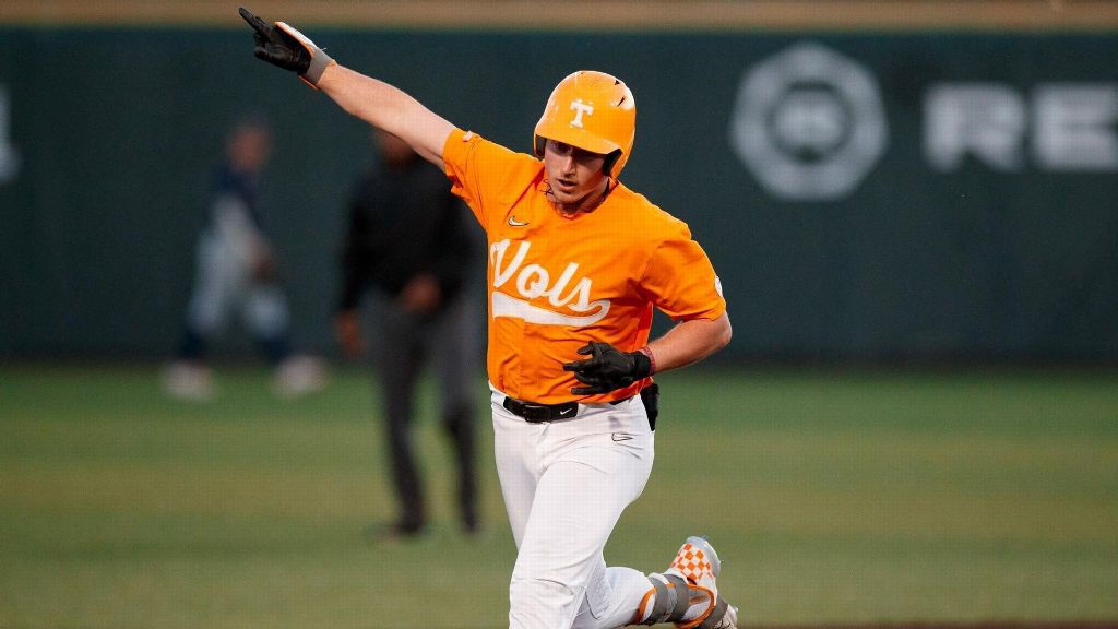 Tennessee's Dickey hits sac-fly to walk off vs. Aggies