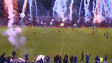 Fireworks fest during game in Argentina's 2nd division