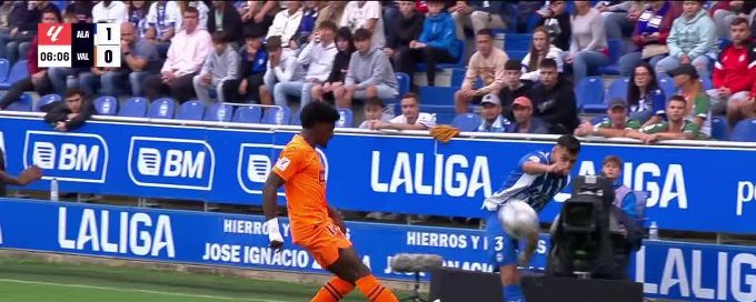 Cenk Özkacar own goal 6th minute Alavés 1-0 Valencia