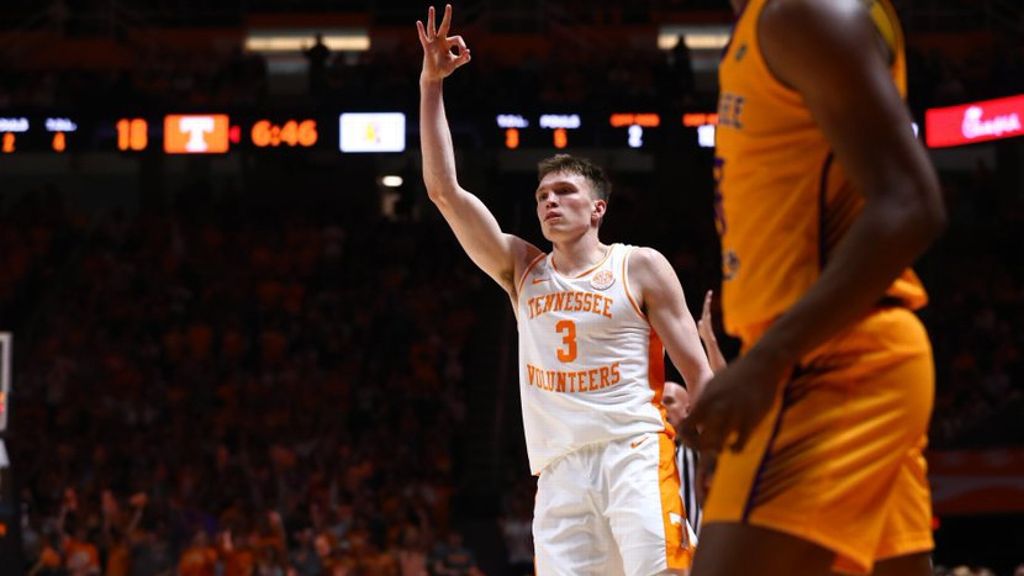 No. 9 Tennessee rolls past Golden Eagles to open season
