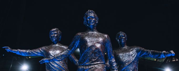 Manchester City unveil statue of legends at Etihad Stadium