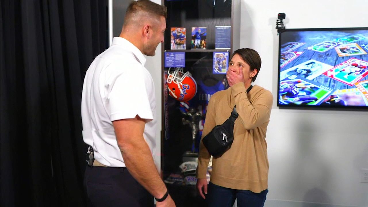 Tebow surprises fans at College Football Hall of Fame