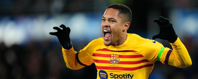 Vitor Roque scores and sees red in Barcelona's 3-1 win vs. Alaves