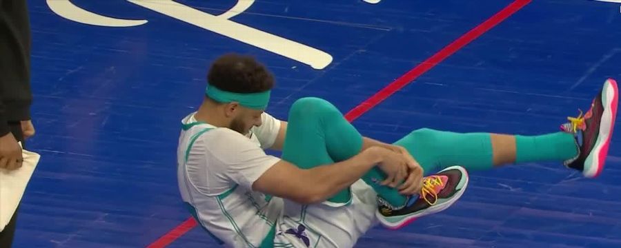 Seth Curry leaves the game with an apparent ankle injury