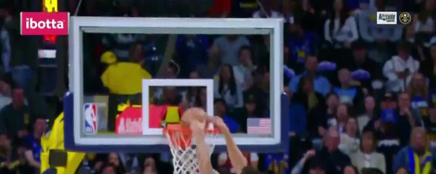 Touchdown! Jokic throws full-court inbounds pass to MPJ for the slam