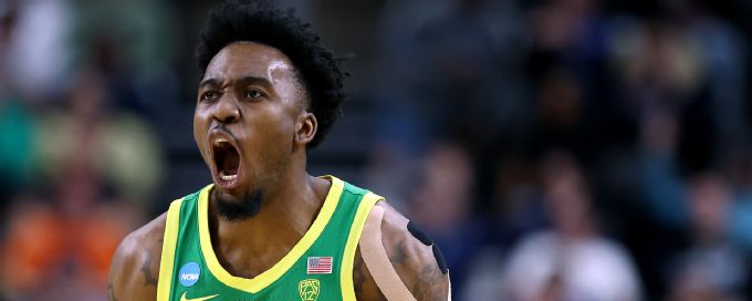 Oregon's Jermaine Couisnard goes for 40 vs. former team in win