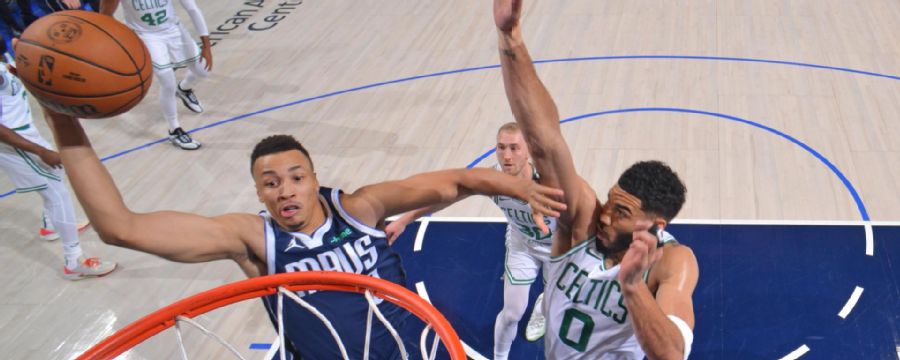 Dante Exum drives to the rack and slams home a thunderous jam