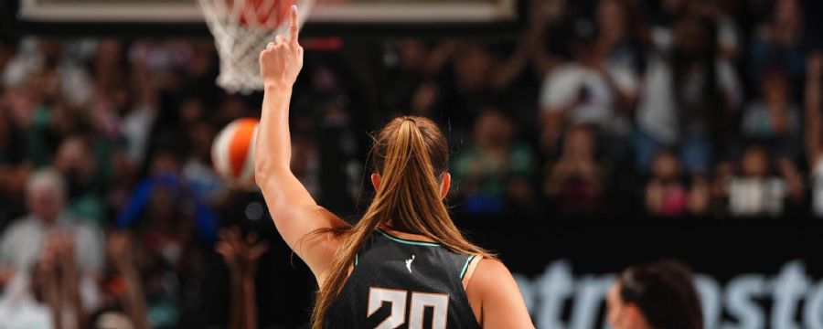 Sabrina Ionescu floats in her 2000th career point