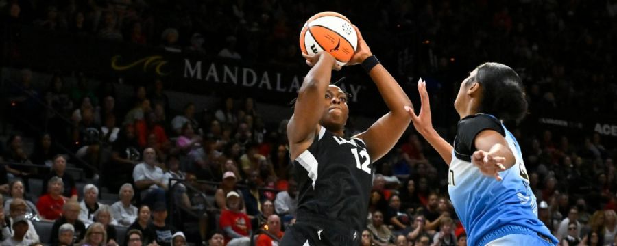 Chelsea Gray has Angel Reese lost on sweet move