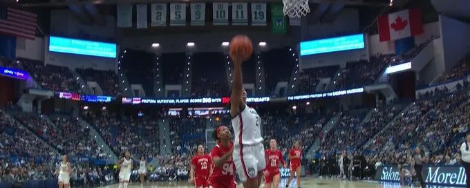 Sarah Strong beats buzzer to give UConn a 47-point halftime lead