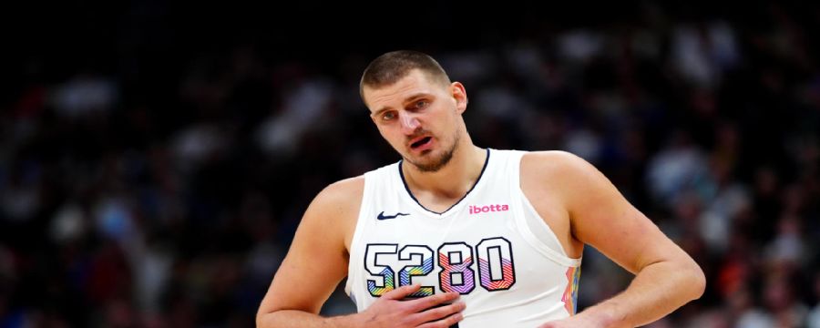 Nikola Jokic shines with 32 points in dominant win over Suns