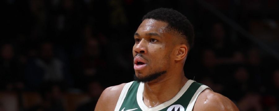 Giannis Antetokounmpo rocks the rim with slam dunk