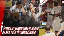 Técnico do São Paulo leva tradicional banho de gelo dos jogadores após título da Copinha; VEJA
