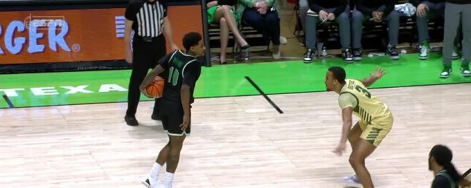 Atin Wright buries triple against Charlotte 49ers