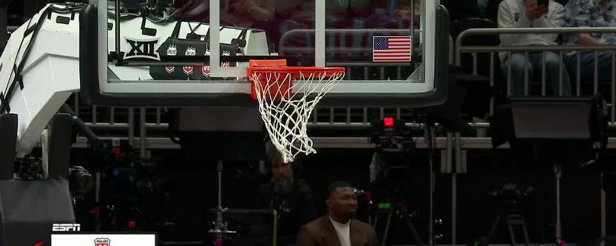 Connor Dow hits the triple vs. Cincinnati Bearcats