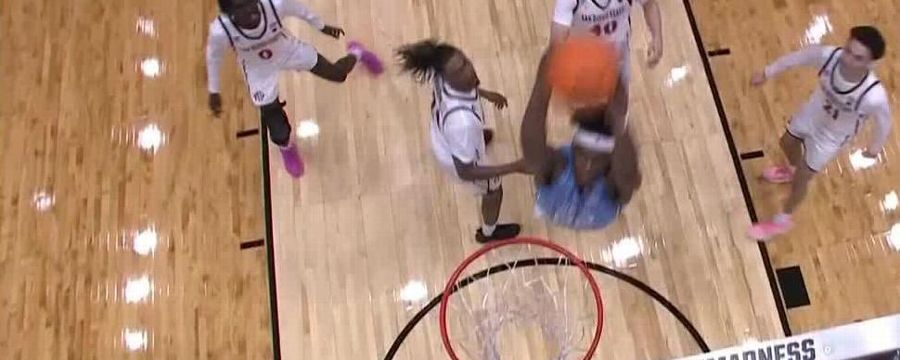 Ven-Allen Lubin throws down dunk as part of 20-2 UNC run