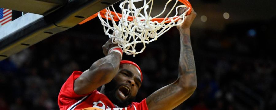 Amarion Dickerson electrifies crowd with huge slam for Robert Morris