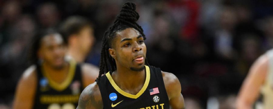 Jason Edwards somehow gets layup to fall for Vanderbilt