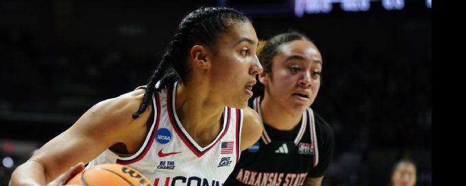 Azzi Fudd goes off for 21 points in UConn's dominant first half