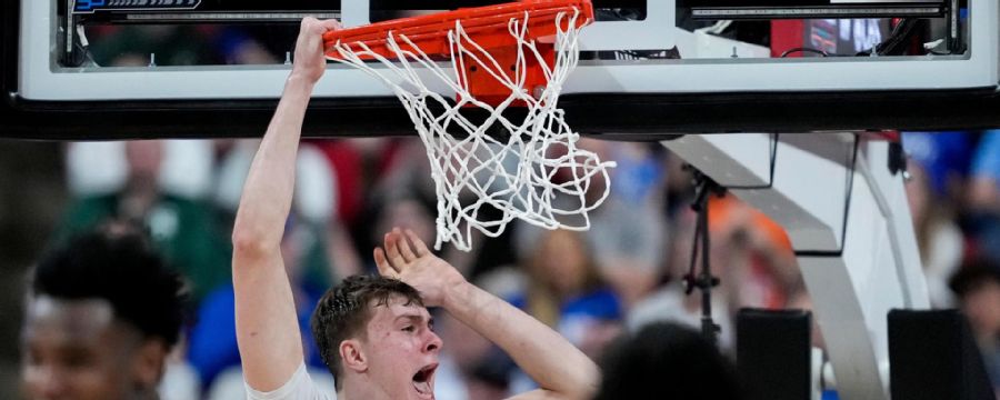 Cooper Flagg rocks the rim on this crowd-pleasing alley-oop